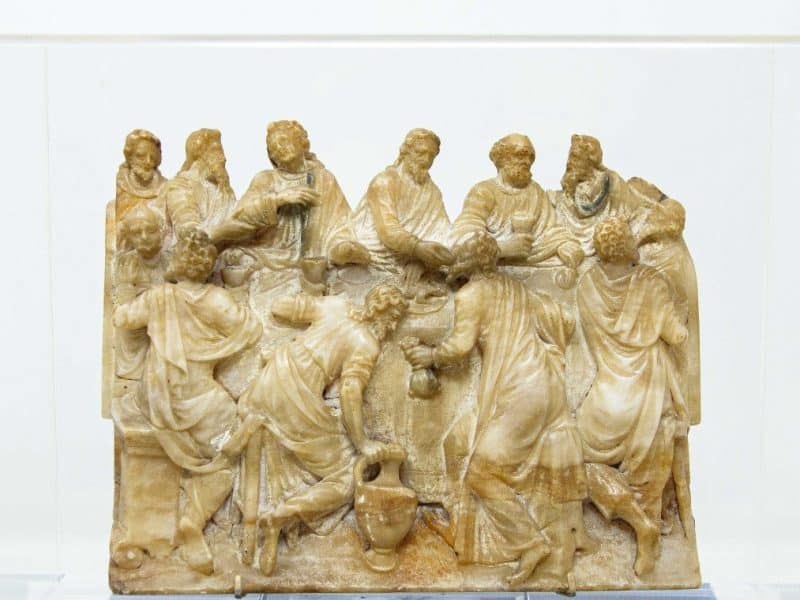 This Last Supper scene is a 16th- or 17th-century alabaster relief from Mechelen. Presented by Ars Antiqua SRL.