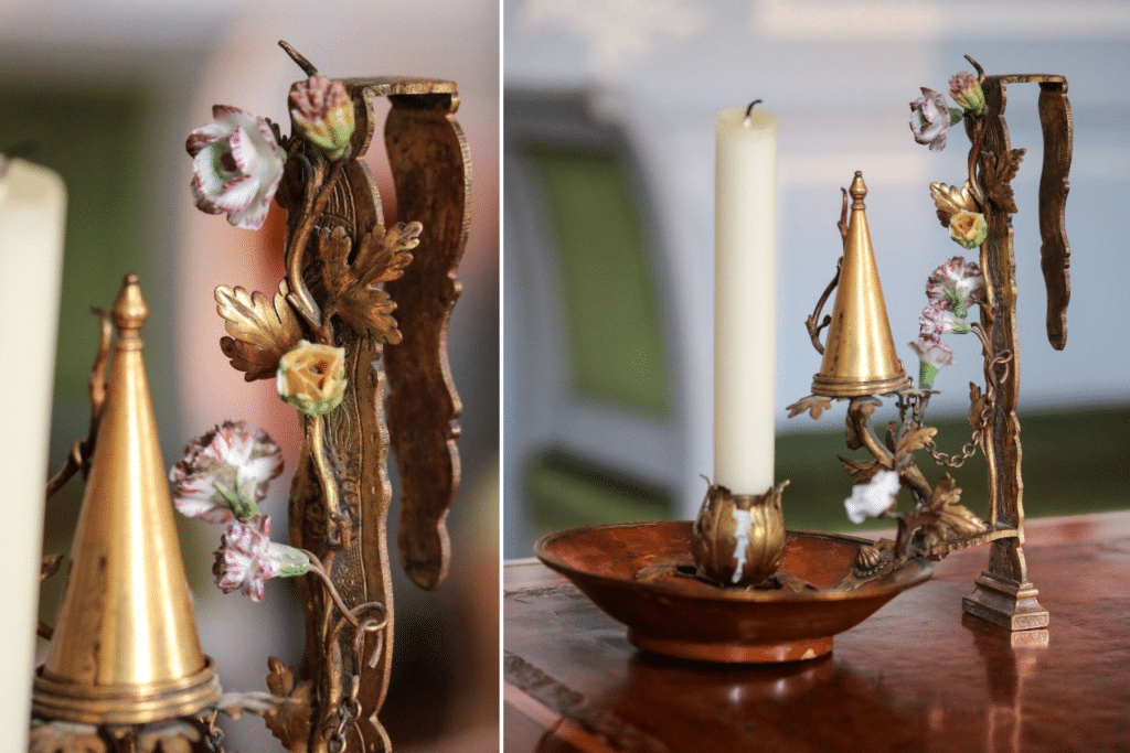 An 18th-century candle holder to hook on a screen. With Vincennes porcelain flowers and red lacquer.