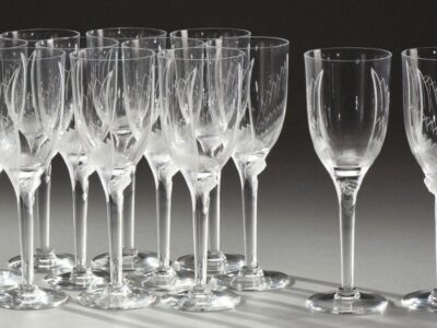 12 champagne flutes with a smiling angel inspired by the angel on the Reims cathedral facade. This model in pressed and engraved glass was created in 1948.