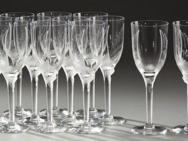 12 champagne flutes with a smiling angel inspired by the angel on the Reims cathedral facade. This model in pressed and engraved glass was created in 1948.