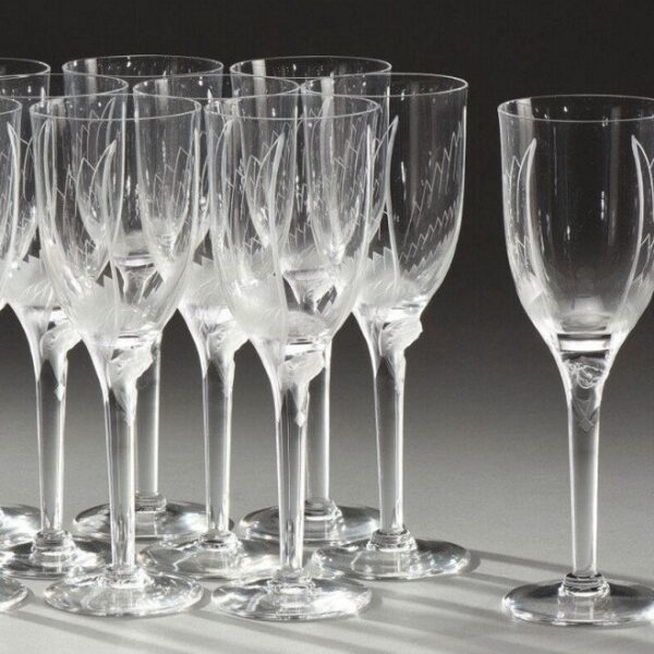 12 champagne flutes with a smiling angel inspired by the angel on the Reims cathedral facade. This model in pressed and engraved glass was created in 1948.