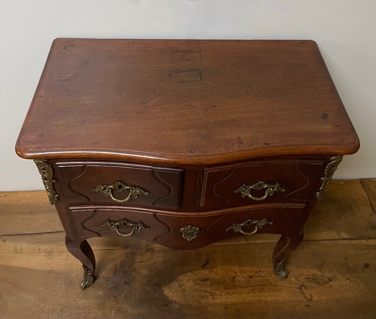 Small Chest Of Drawers With Curved Front-photo-1