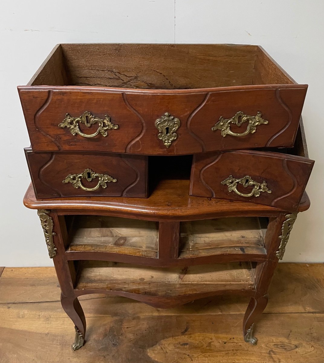 Small Chest Of Drawers With Curved Front-photo-7