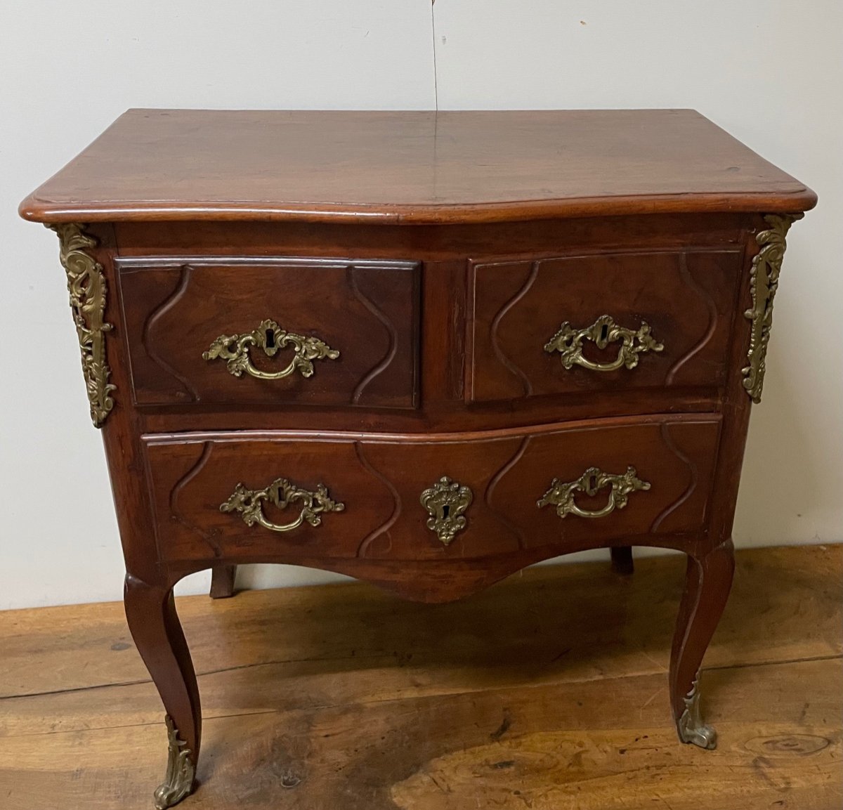 Small Chest Of Drawers With Curved Front-photo-8