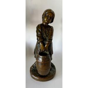 La Petite Porteuse D Eau , sculpture en bronze