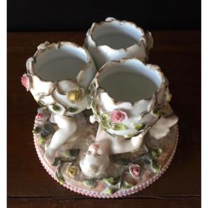 Groupe De Chérubins En Porcelaine