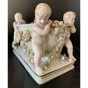 Centre De Table En Porcelaine  à Décor De Putti