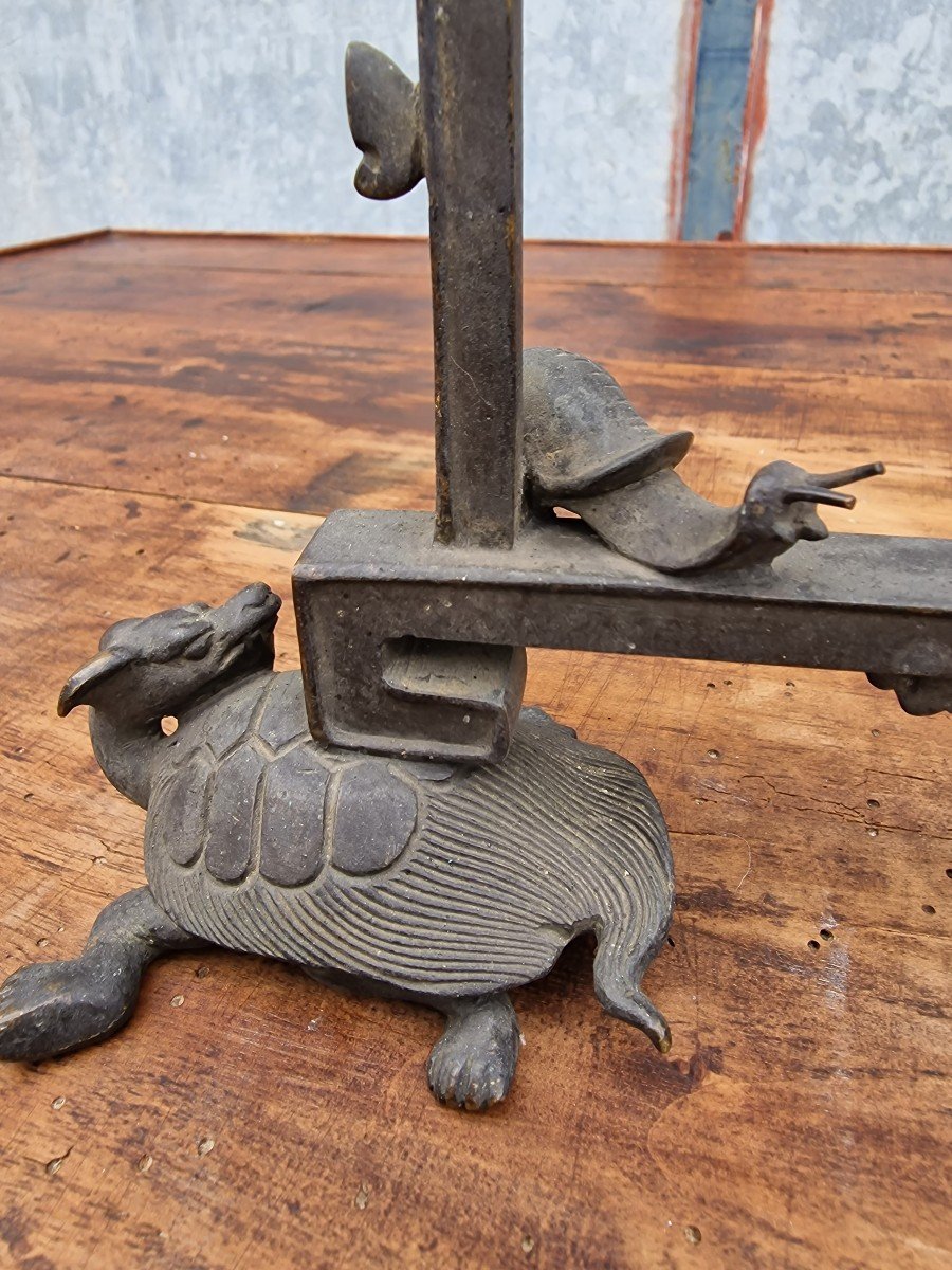 Porte Montre Ou Gong Japonisant En Bronze Patiné Décor  De Rat, Escargot Et Tortues-photo-3