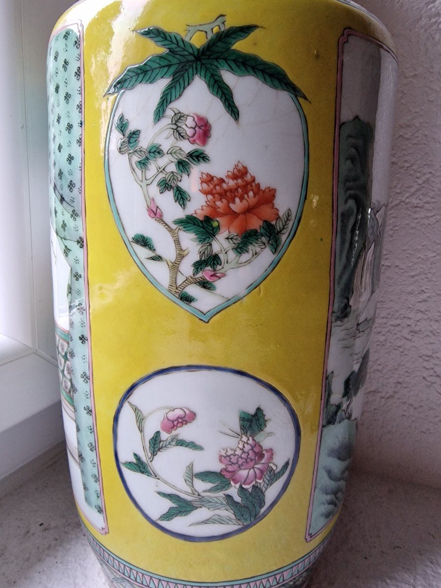 Large Chinese Famille Rose Porcelain Vase Daoguang Brand Decors And Medallions Yellow Background-photo-1