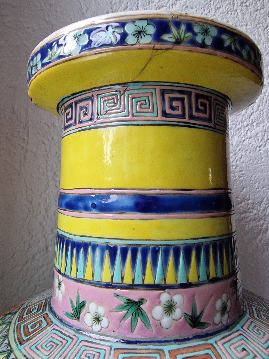 Large Chinese Famille Rose Porcelain Vase Daoguang Brand Decors And Medallions Yellow Background-photo-3