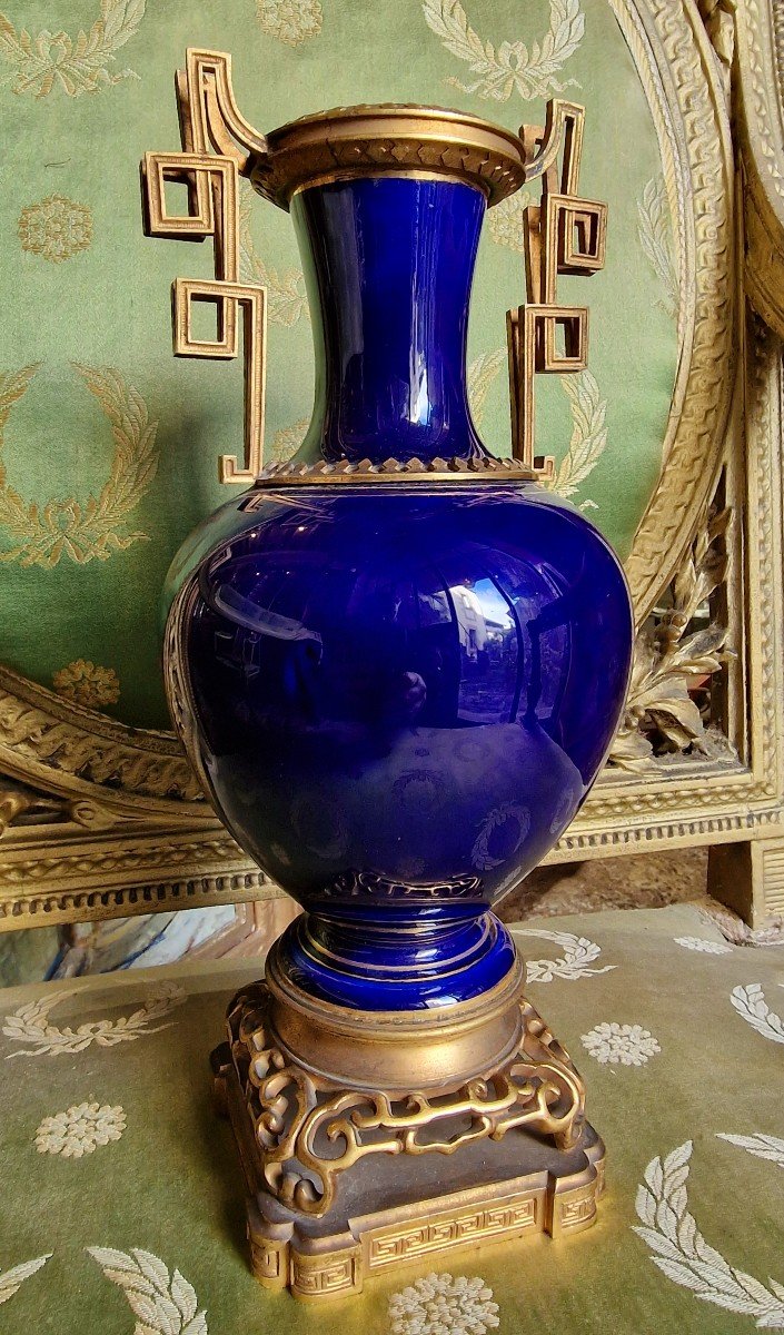 Vase En Porcelaine De Sévres Monture Bronze Japonisante Attribuée à Escalier De Cristal 
