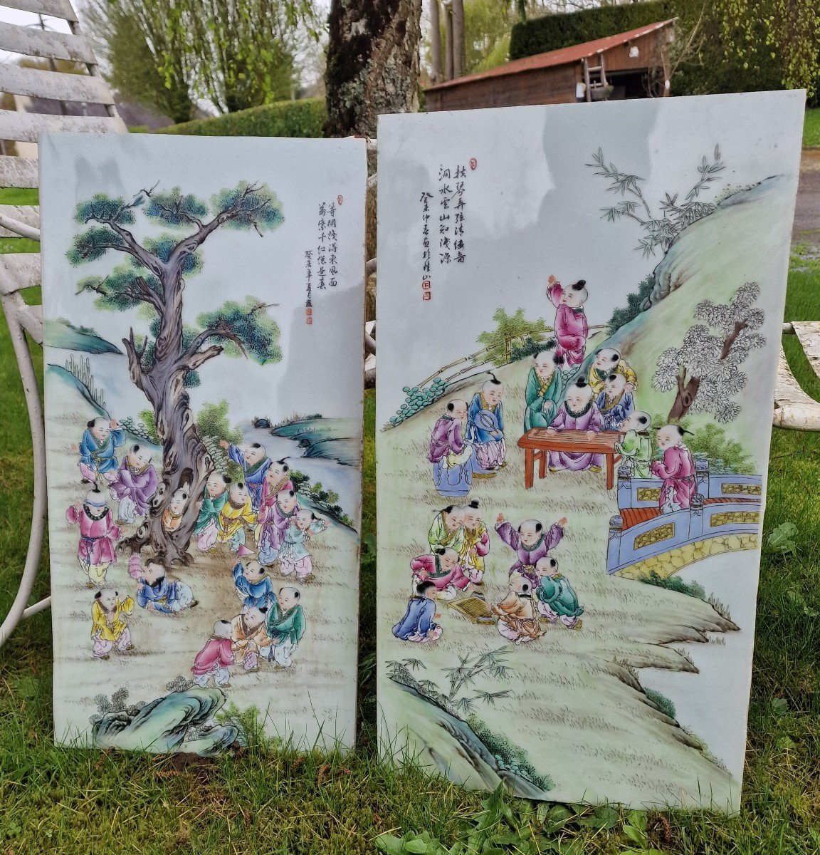 Paire De Plaques Murales Porcelaine De Chine à Décor d'Enfants Jouants émaux De La Famille Rose