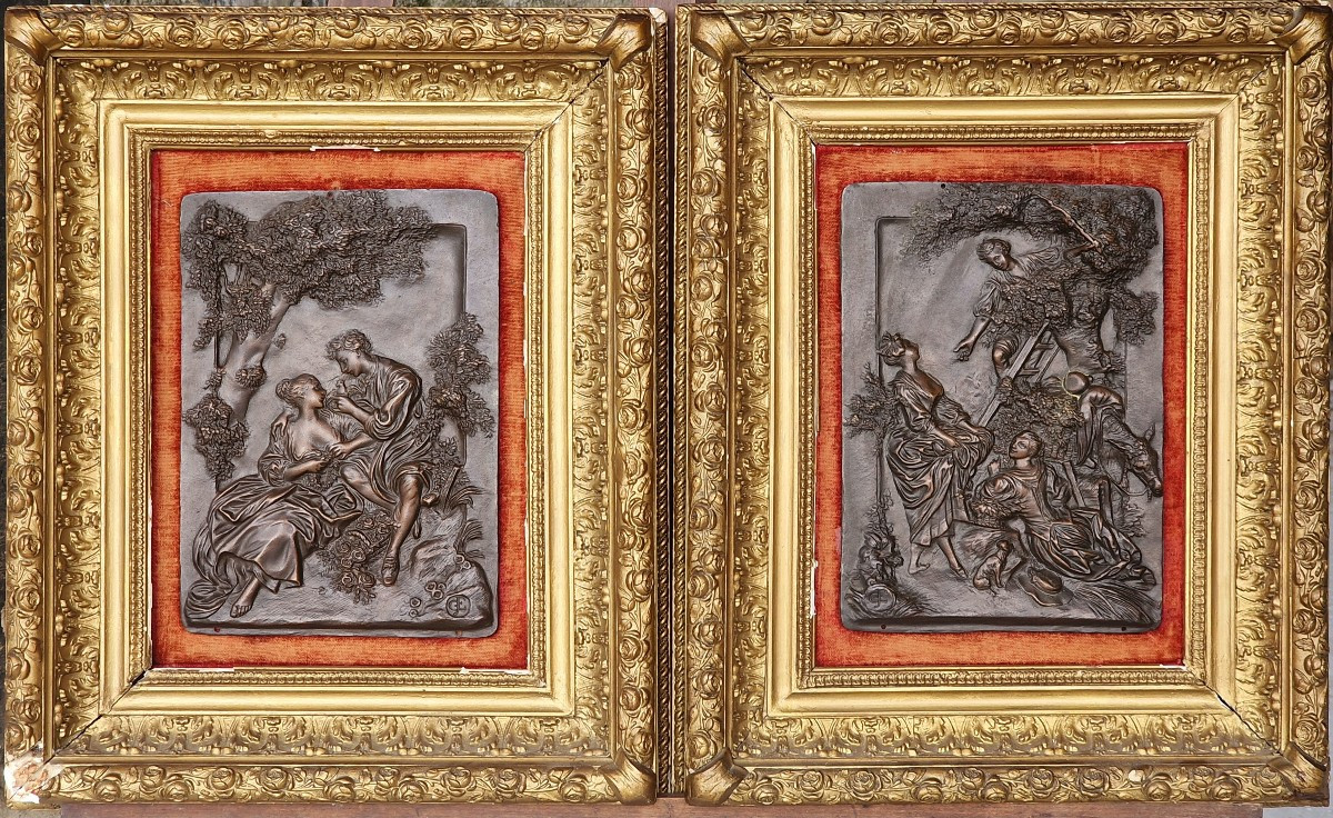 Paire De Plaques En Bronze Patinées Encadrées Représentants Des Scènes Romantiques Fragonard