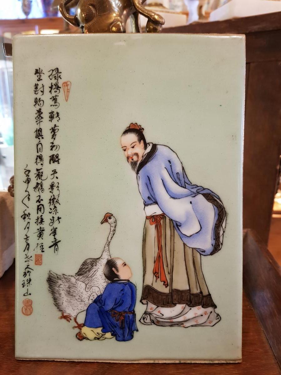 Plaque En Porcelaine De Chine Decor A l'Enfant Et Oie Calligraphies