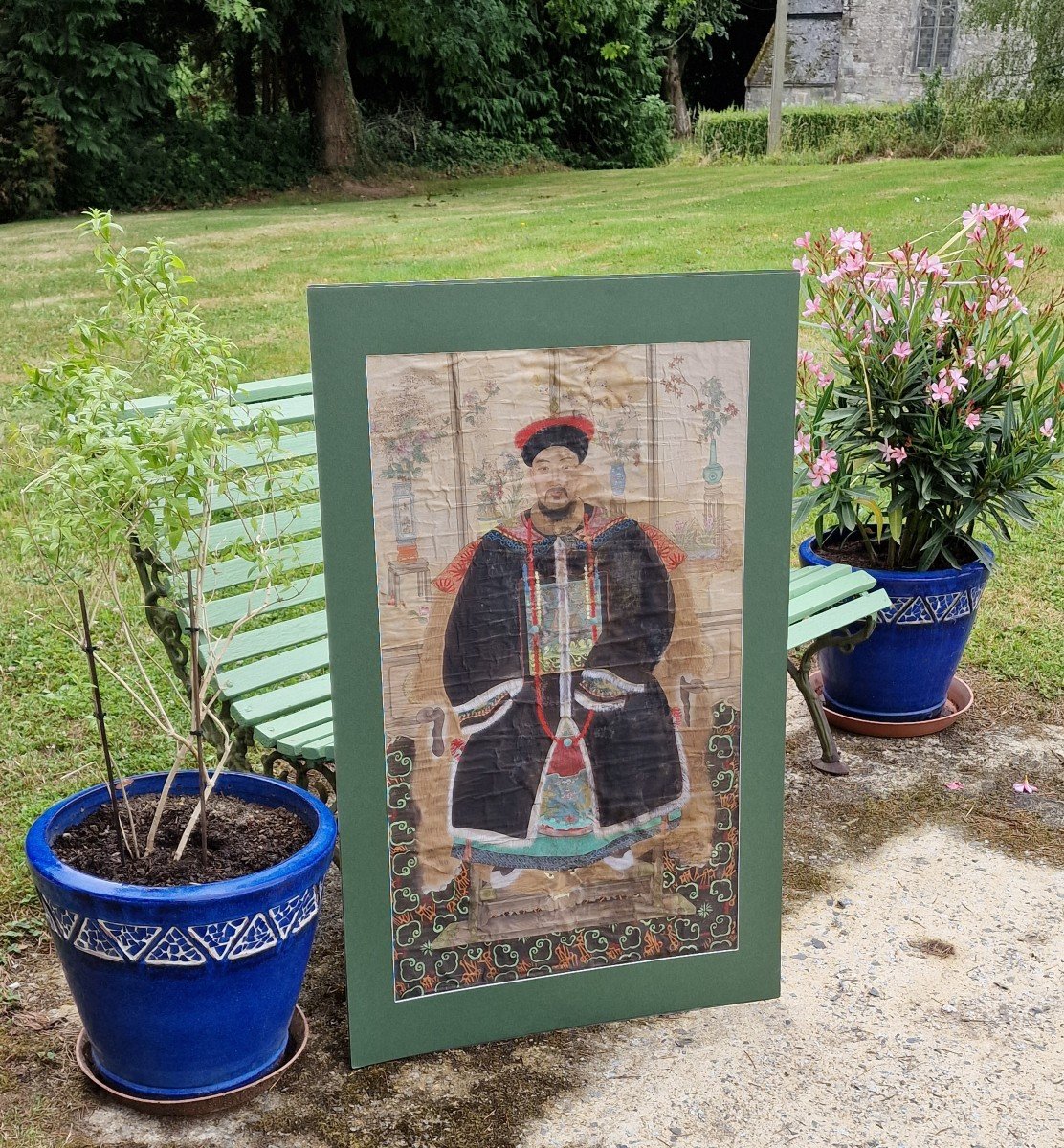 Portrait De Prince Ou Dignitaire Chinois Entouré De Vases Fleuris