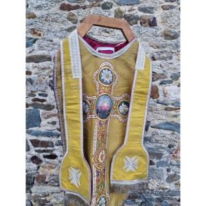 Chasuble Aux 7 Médaillons Peints Fils d'Or Avec Son étole Et Manipule Parements Liturgiques