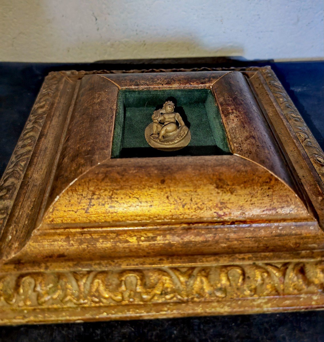 Great Medallion, Lava Stone In High Relief, Grand Tour Italy, 19th Century Gilt Wooden Frame -photo-2