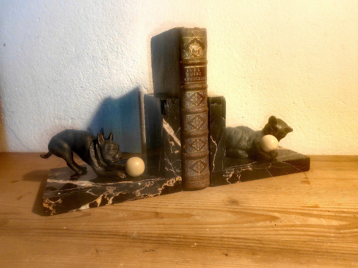 Pretty Pair Of Bookends, Spelter And Lacquered Wood, Art Deco, Dog And Cat, Marble