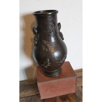 Curieux Vase En Bronze Patiné, Signé, Insectes Et Branches De Pin, Japon, Meiji  XIXe