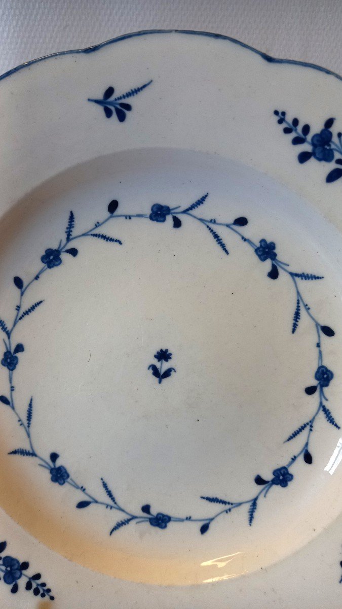 Assiette en porcelaine: Arras XVIIIème siècle.-photo-2