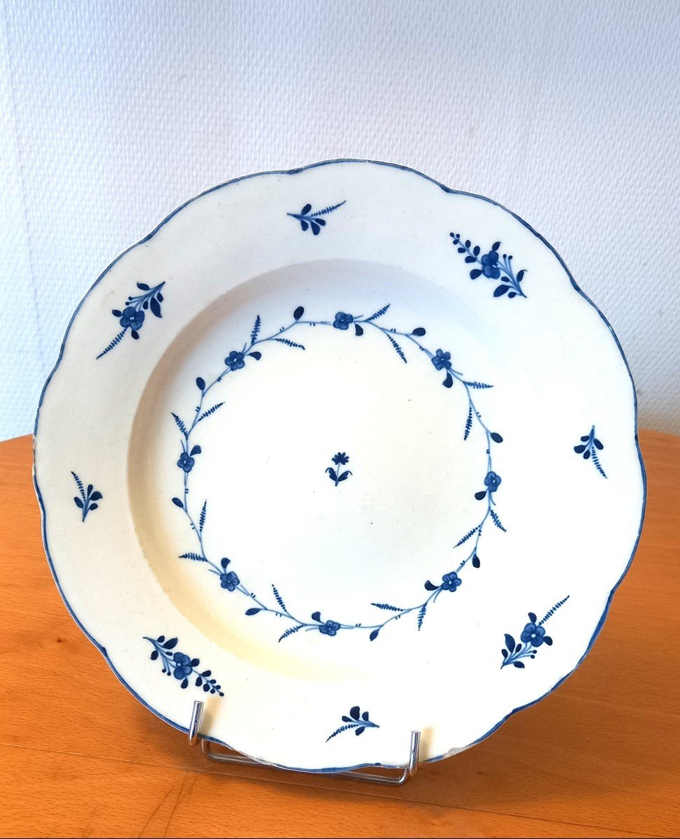 Assiette en porcelaine: Arras XVIIIème siècle.