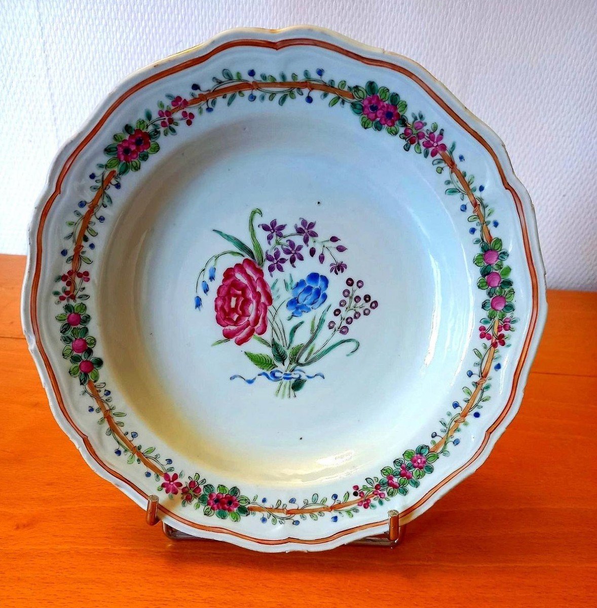 Assiette En Porcelaine: Chine XVIIIème Siècle.