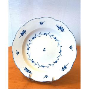 Assiette en porcelaine: Arras XVIIIème siècle.