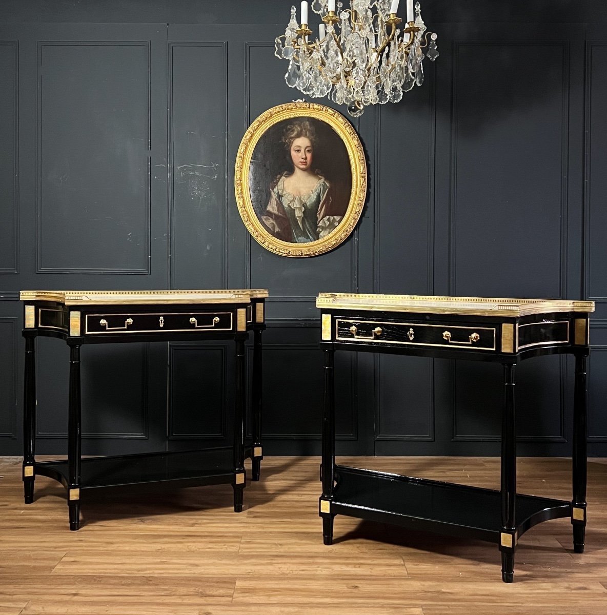 Paire De Consoles En Bois Laqué Noir De Style Louis XVI