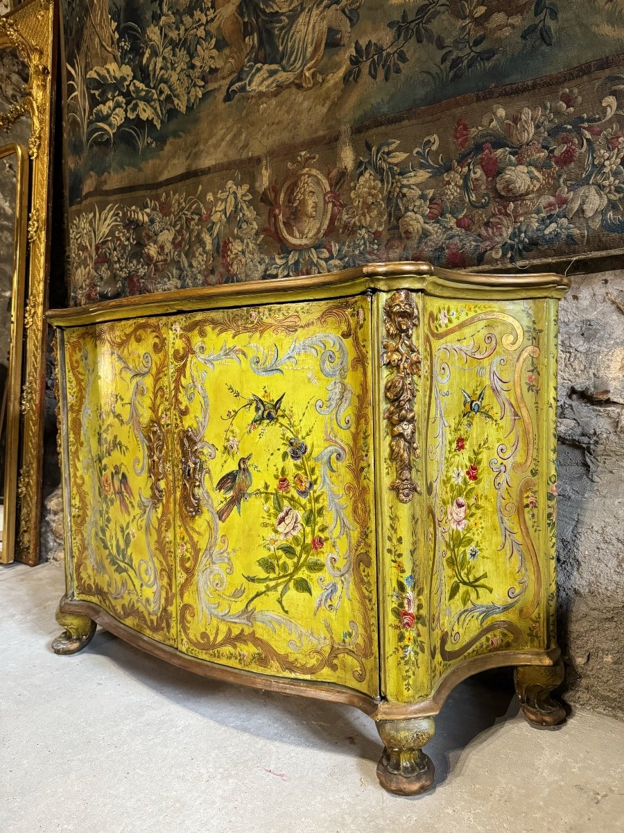 18th Century Venetian Buffet In Painted Wood With Bird Decor 