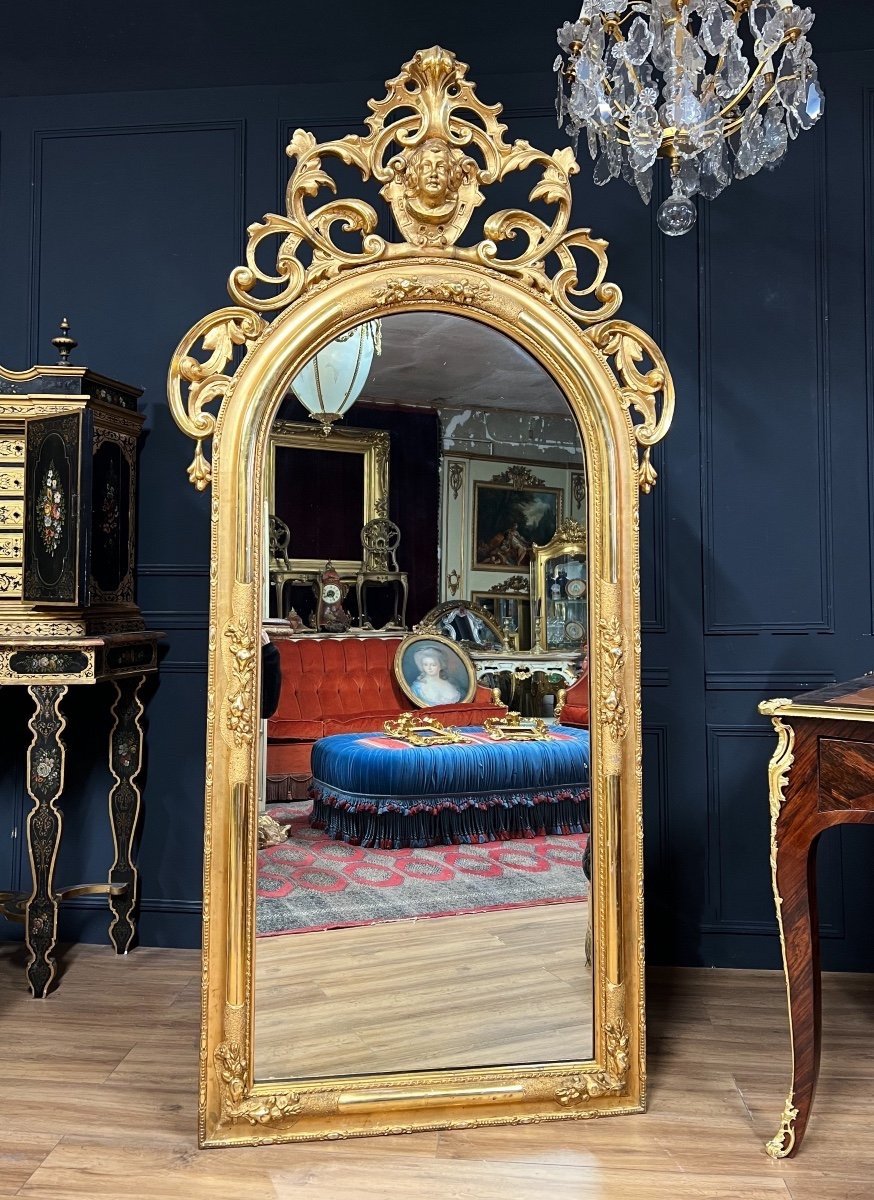 Miroir D’époque Napoléon III En Bois Doré à La Feuille à Décor D’une Tête Et De Fleurs - XIXe