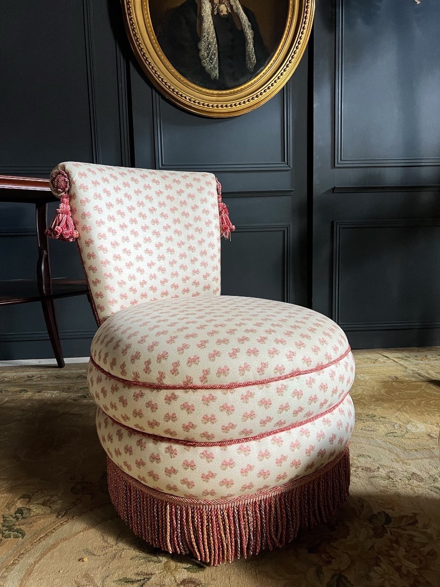 Fauteuil Et Son Pouf De Style Napoléon III à Décor De Noeuds Roses-photo-1