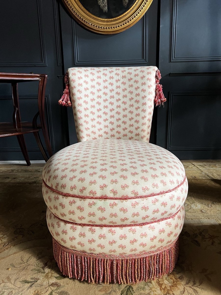 Fauteuil Et Son Pouf De Style Napoléon III à Décor De Noeuds Roses-photo-2