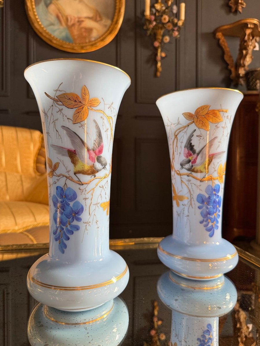 Paire De Vases D’époque Napoléon III En Opaline Bleu à Décor D’oiseaux 