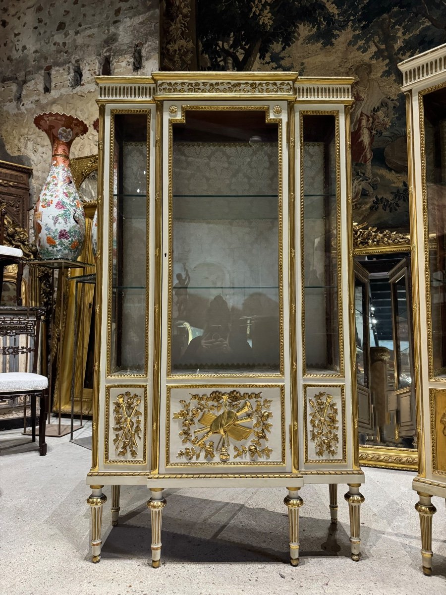 Paire De Vitrines Fin Du XIXe Siècle En Bois Peint Et Doré De Style Louis XVI-photo-1