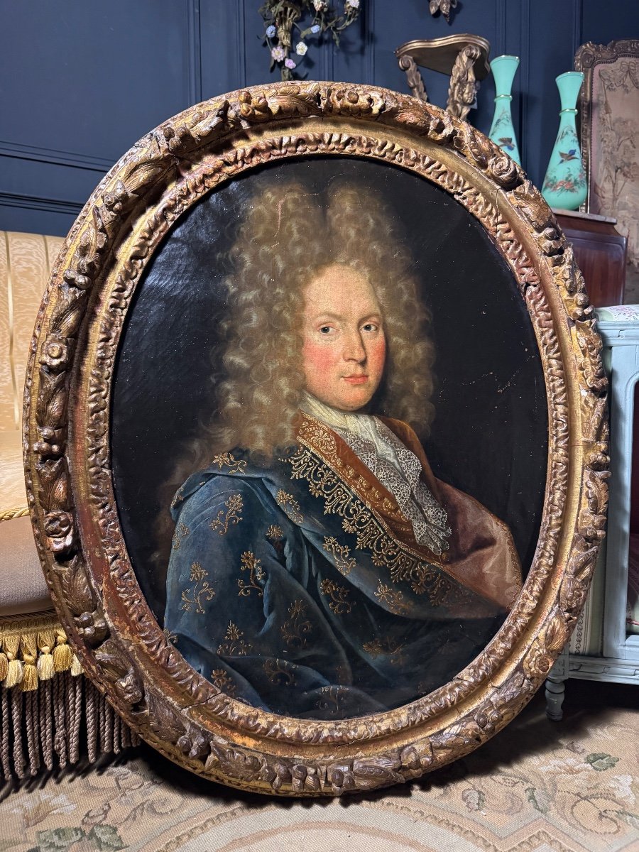 Portrait Du XVIIIe D’un Gentilhomme Dans Son Cadre D’époque En Bois Doré 