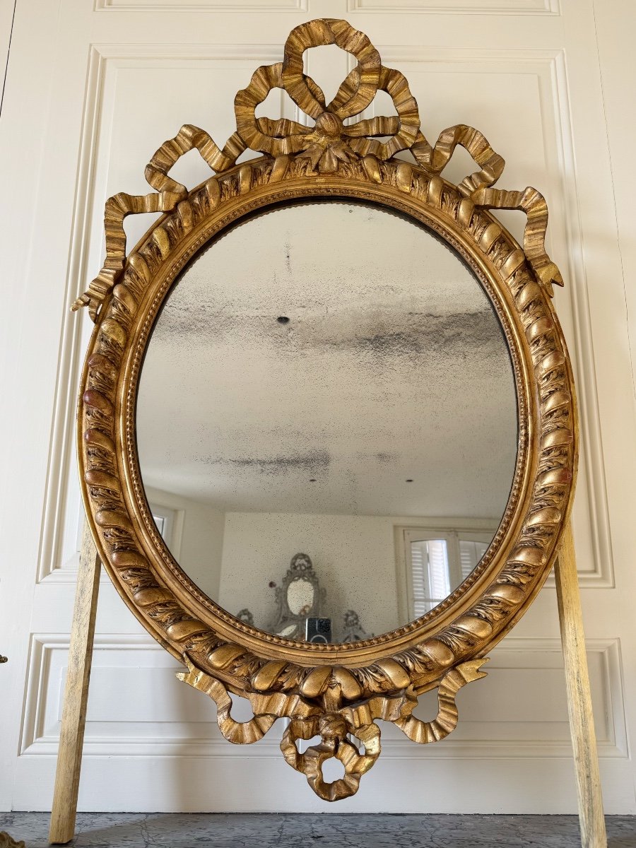 Oval Mirror From The Napoleon III Period In Gilded And Carved Wood With A Knot Decoration - 19th Century 