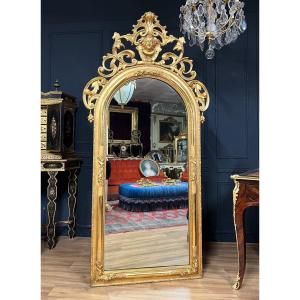 Miroir D’époque Napoléon III En Bois Doré à La Feuille à Décor D’une Tête Et De Fleurs - XIXe