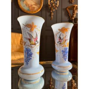 Paire De Vases D’époque Napoléon III En Opaline Bleu à Décor D’oiseaux 