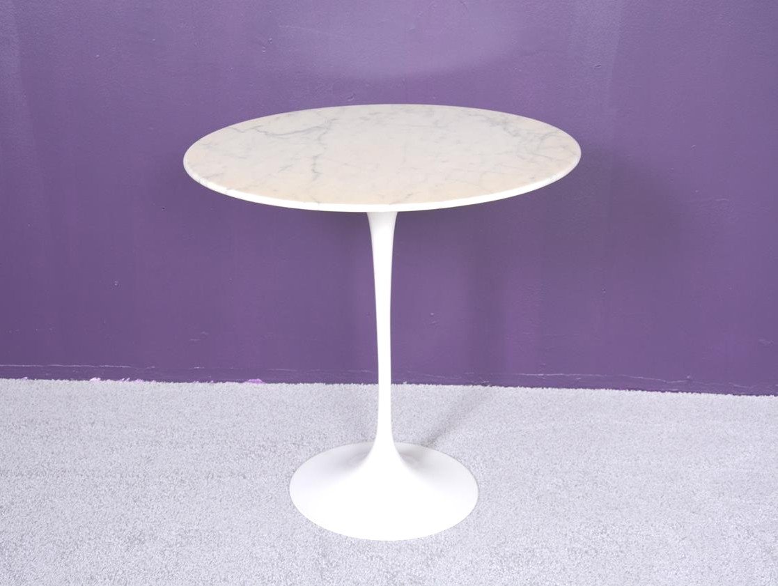 Pedestal Table By Eero Saarinen Knoll Edition.