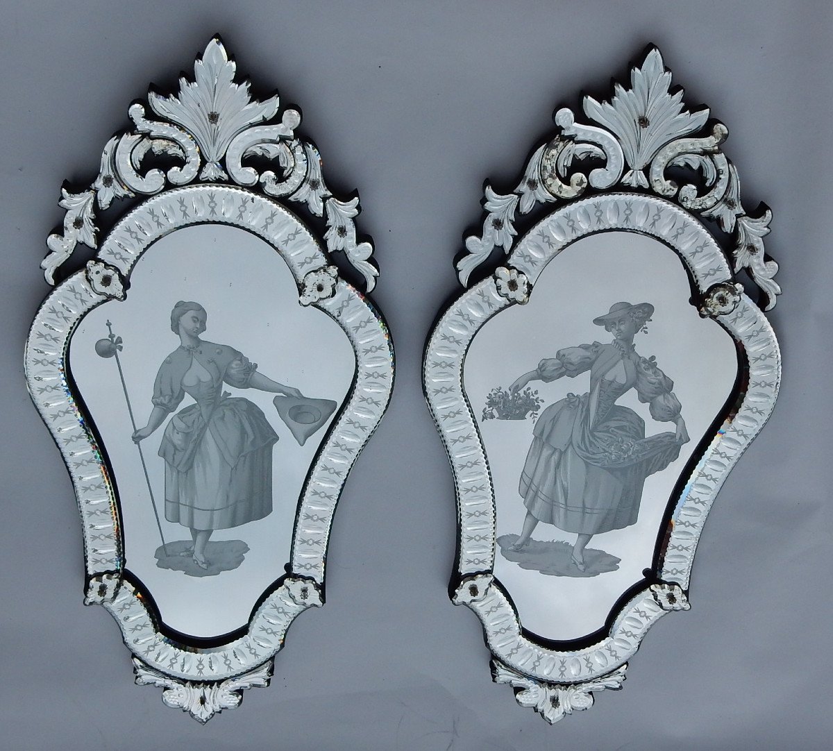 1920/40 Paire De Miroirs Aux Elégantes