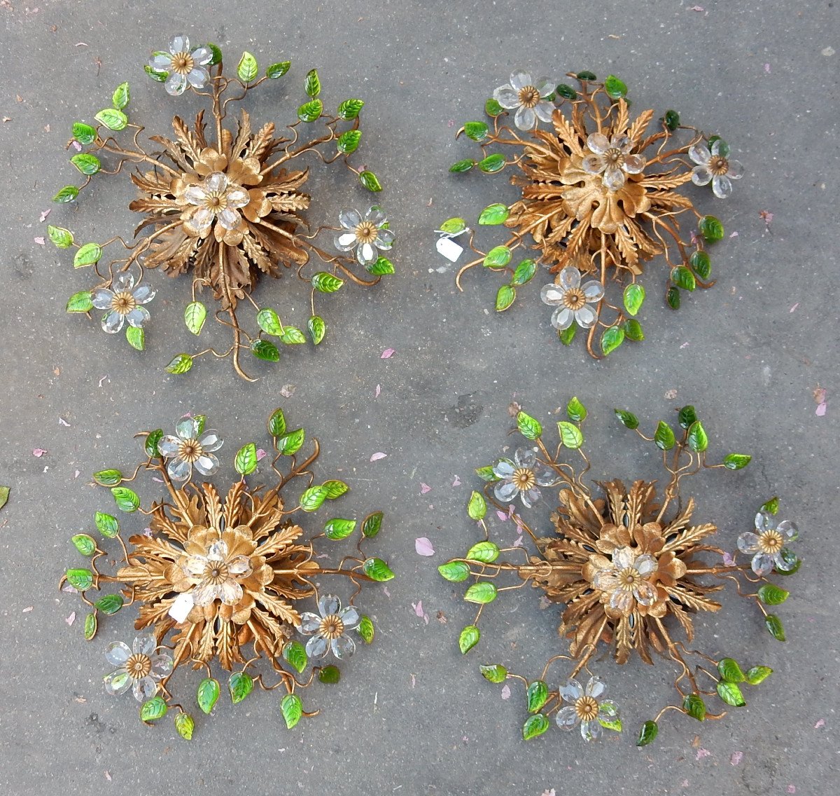 1970 'series Of 2 Wall Lights Decorated With Flowers And Leaves In Golden Metal And Green Glass