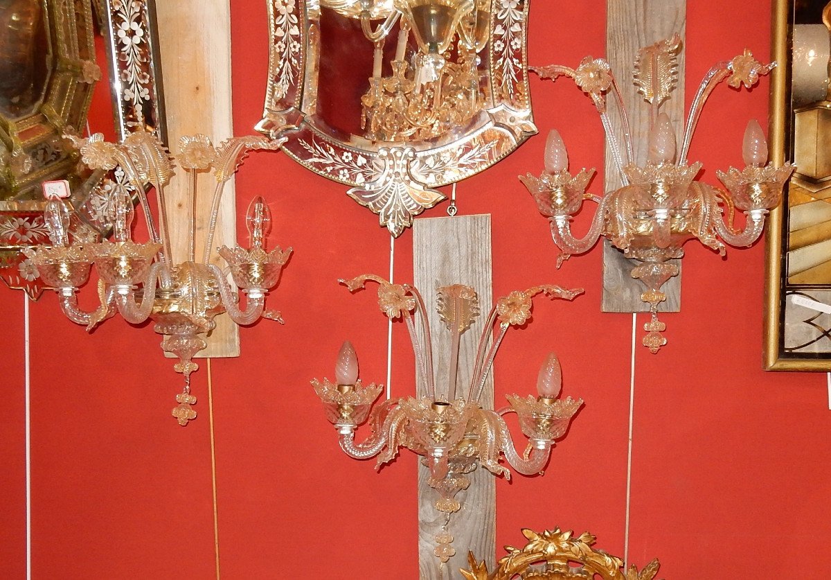 1950/70 'suite Of 3 Wall Lights With 3 Arms Of Light In Murano Crystal With Gold Paillons