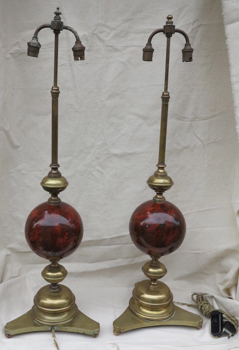 1890′ Paire De Lampes Bronze Et Boules En Fer Peint En Faux Marbre Griotte