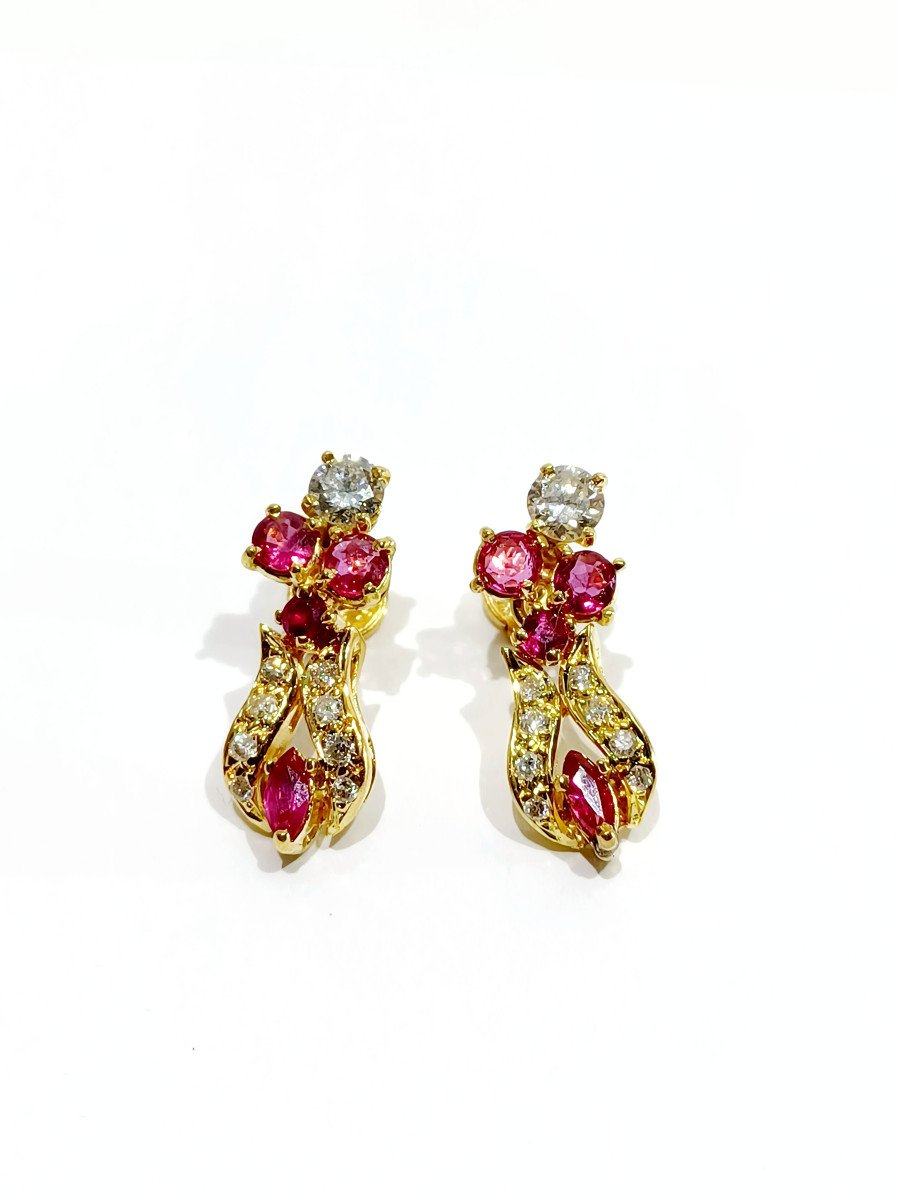 Paire De Boucle d'Oreille En Or, Rubis et Diamants  