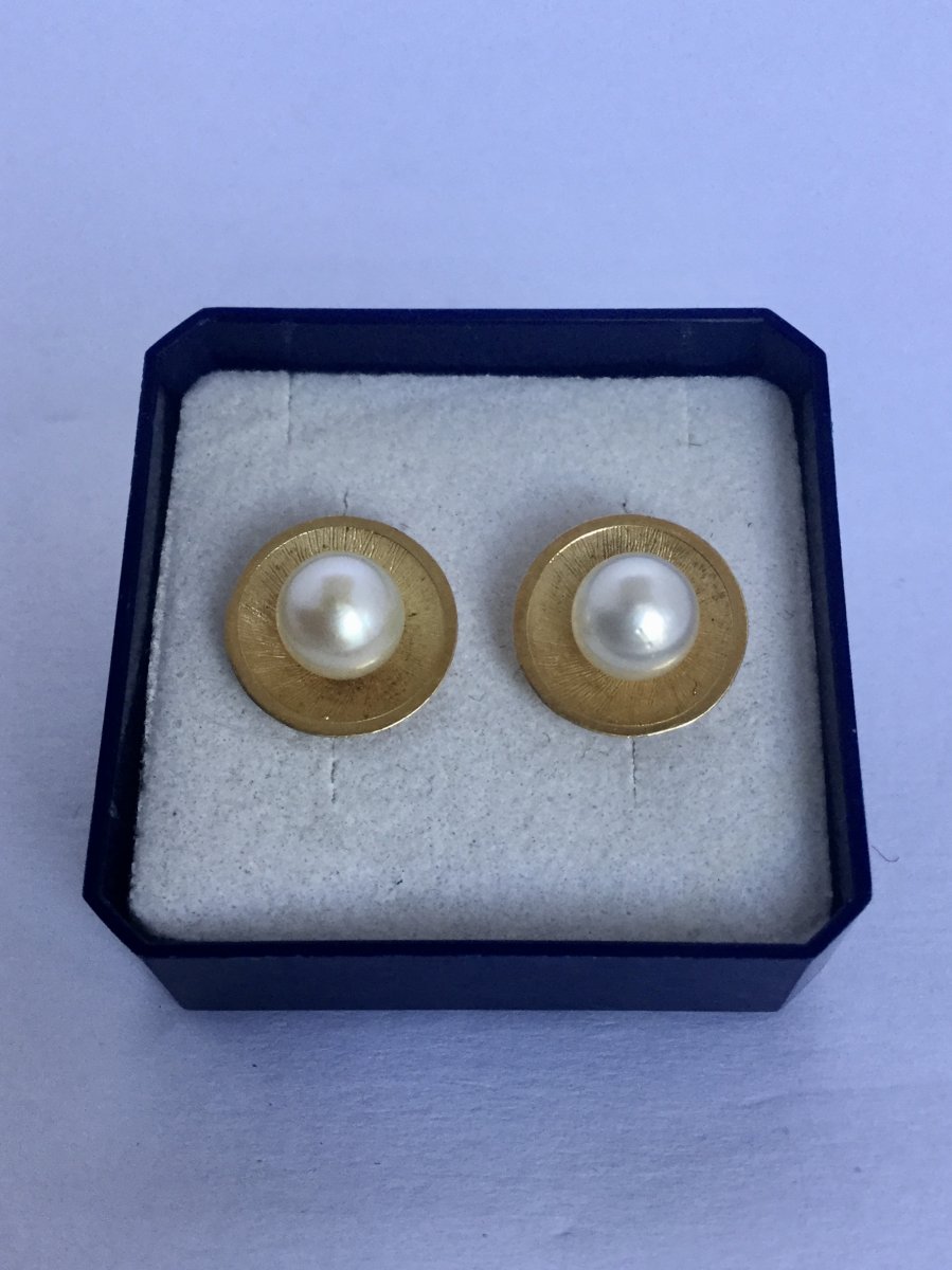 Pair Of Gold And Pearl Earrings-photo-2