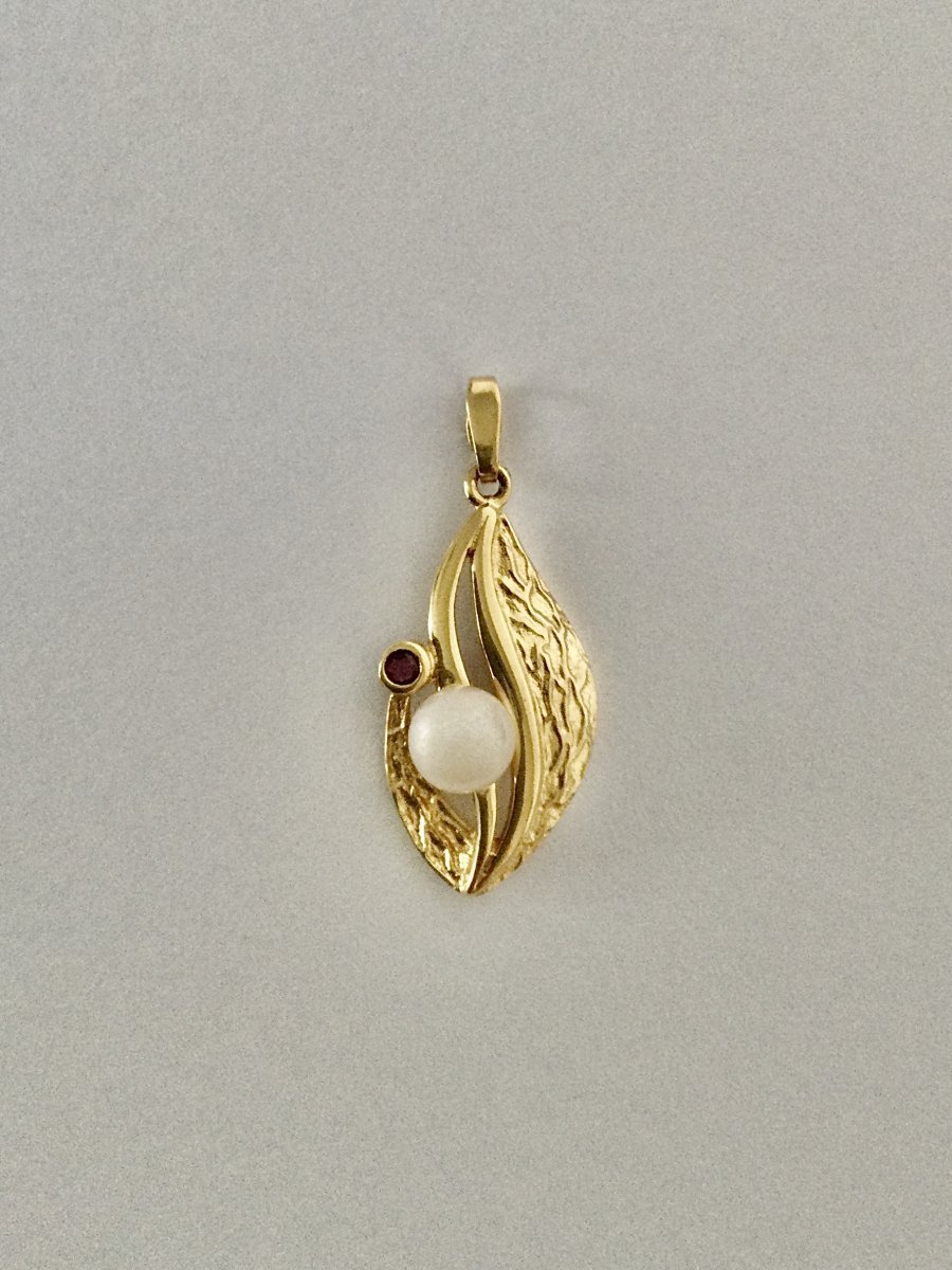 Pearl And Garnet Gold Pendant