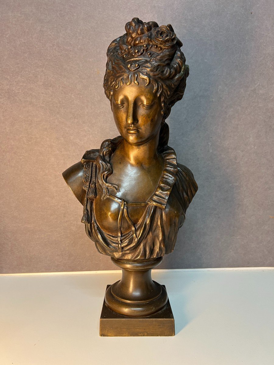 Sculpture En Bronze Représente Un Buste De Femme élégante, Signée Par l'Artiste Eugène Rousseau