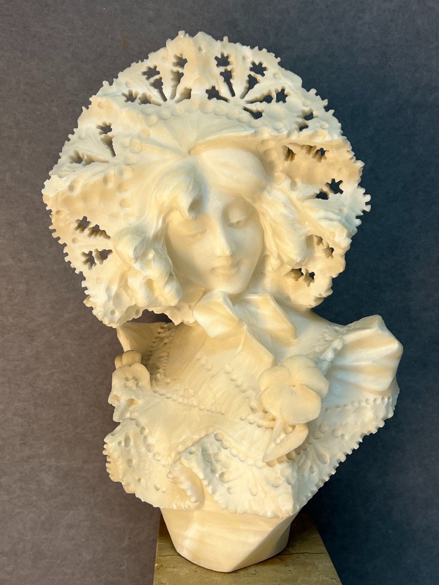 Très Jolie Sculpture En Albâtre Représentant Une Jeune Femme Habillée De Dentelles, Art Nouveau-photo-2