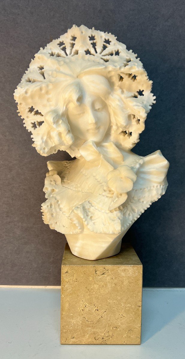 Très Jolie Sculpture En Albâtre Représentant Une Jeune Femme Habillée De Dentelles, Art Nouveau