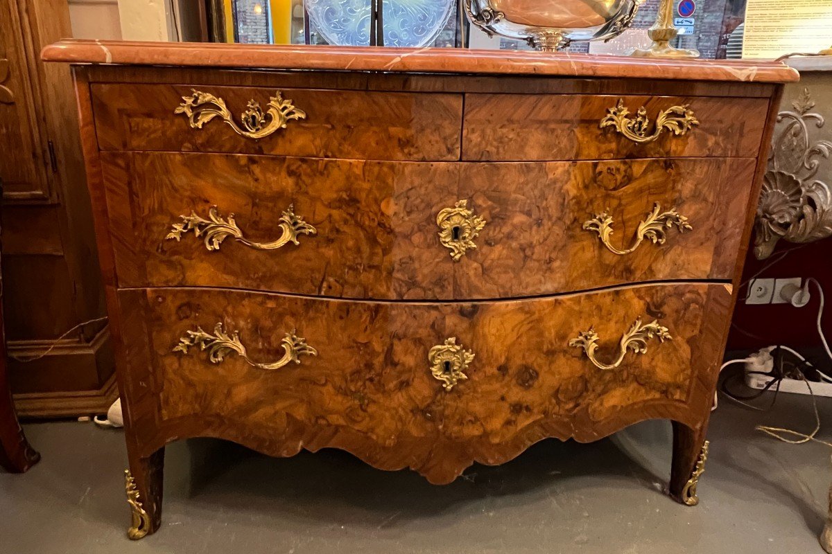 Belle Commode Galbée A 3 Faces, Régence 18e Siècle, En Placage De Ronce, Dessus Marbre